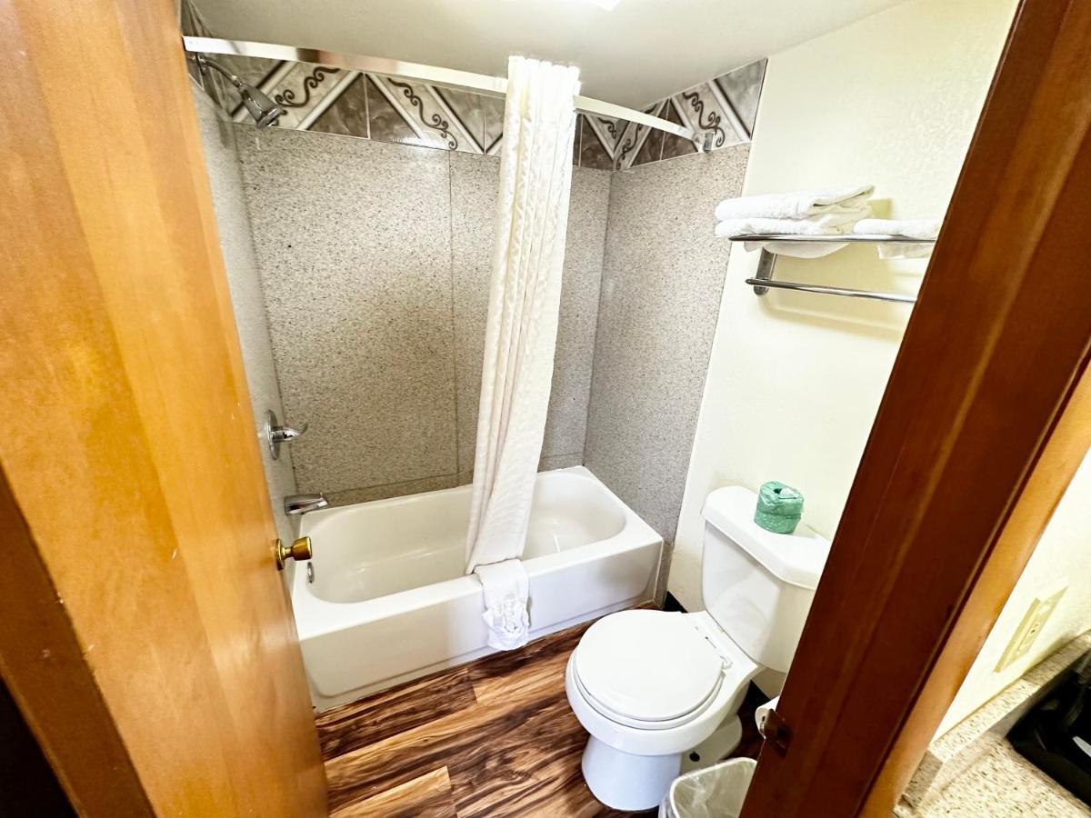 Regency Inn Iola Εξωτερικό φωτογραφία