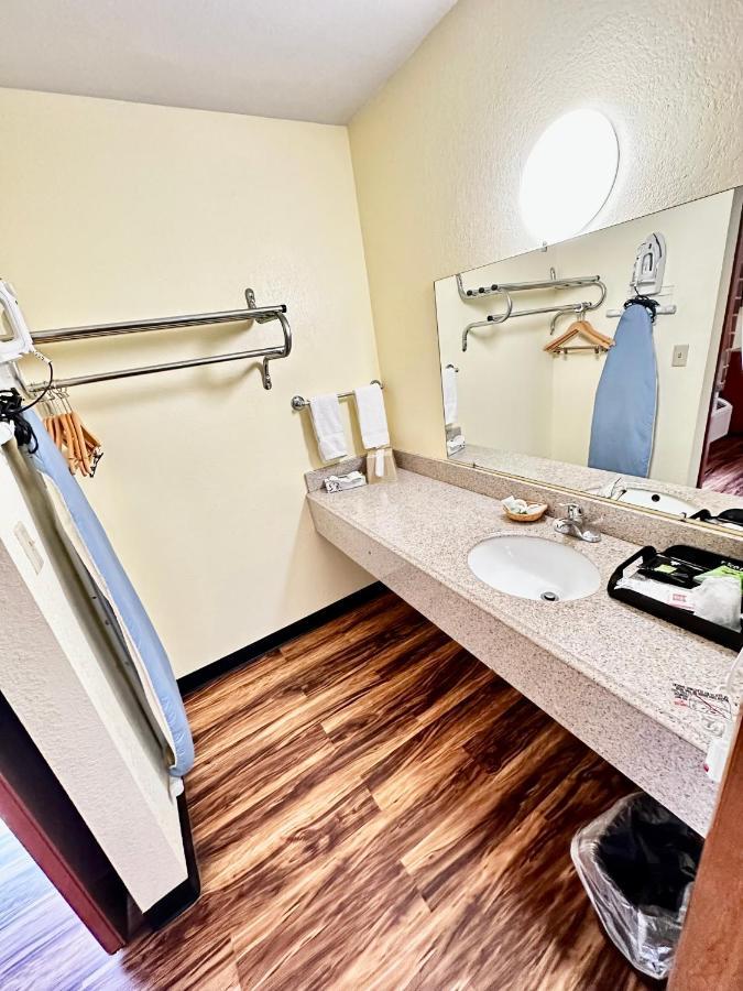 Regency Inn Iola Εξωτερικό φωτογραφία