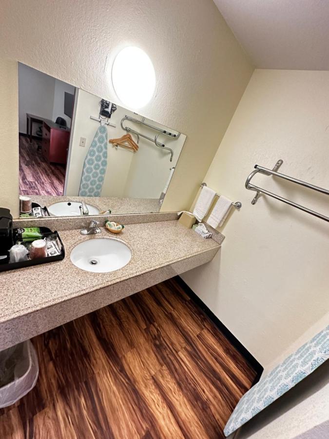 Regency Inn Iola Εξωτερικό φωτογραφία